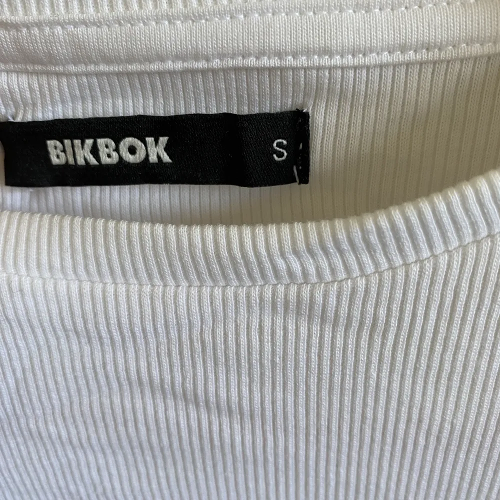 Säljer min vita ribbad tröja från Bikbok! Nyskick, aldrig använd! Storlek S, mitt pris: 75kr! Skriv om du har någon fråga eller vill ha fler bilder! 💞💞. Tröjor & Koftor.