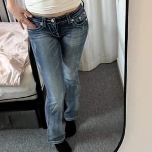 Vintage bootcut jeans i superbra skick men assnygga bakfickor och detaljer ❤️ Skriv gärna privat om du har frågor. (De ser svarta ut på bild 2 men det är bara ljuset, de är mörkblå) 