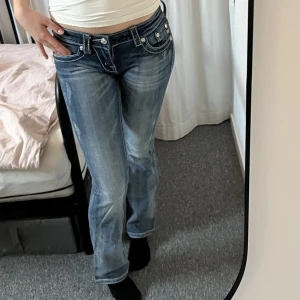Miss me bootcut jeans  - Vintage bootcut jeans i superbra skick men assnygga bakfickor och detaljer ❤️ Skriv gärna privat om du har frågor. (De ser svarta ut på bild 2 men det är bara ljuset, de är mörkblå) 