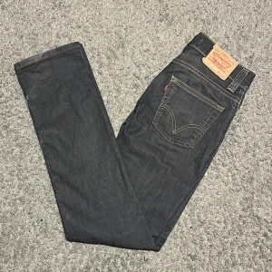 Levi’s 511 Jeans - Ett par gråa feta Levi’s jeans i storlek W32 / L34, modell 511. Inga defekter förutom att taggen på baksidan är lite nött (se sista bilden). Hör gärna av er om ni har fler frågor eller om ni vill ha fler bilder!