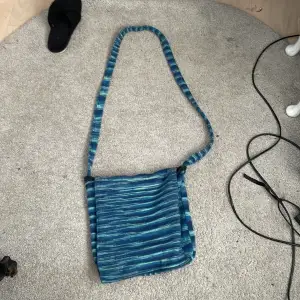 Super fin och Praktisk väska med blåa detaljer