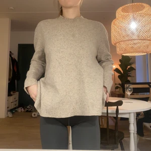 Stickad tröja  - Stickad tröja från Sandro! Använd fåtal gånger❤️ sjukt skön! 