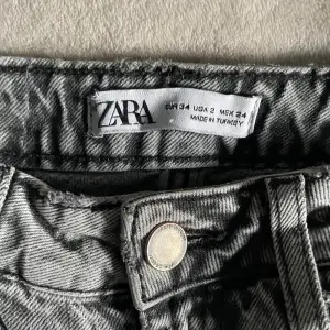 Sjukt snygga jeans från Zara storlek 34 i den perfekta gråa färgen. Hål på båda knäna och slits på insidan. Dom är lite får långa för mig (162cm)