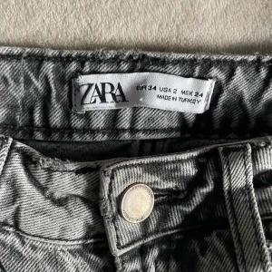 Jeans - Sjukt snygga jeans från Zara storlek 34 i den perfekta gråa färgen. Hål på båda knäna och slits på insidan. Dom är lite får långa för mig (162cm)