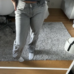 Lowrise gråa jeans - Snygga jeans, använda ett fåtal gånger i bra skick:) lowrise, raka