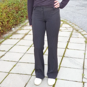 Kritstrecksrandiga byxor. - Snygga byxor i stretchigt material. Storlek 36. Märke Brooker. Svarta med vita streck. Beninnerlängd 83 cm. Jättefint skick. 
