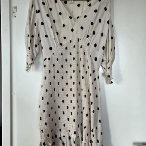 Klänning från HM med smock - Använd fåtal ggr. Viskos 