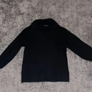 Stickad tröja - Stickad svart tröja med krage 