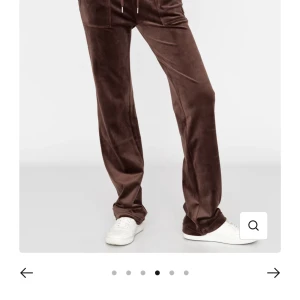 Bruna juicy byxor🤎 - Säljer nu mina bruna juicy couture byxor eftersom att dom inte längre kommer till användning. Passar mig som vanligtvis har XS/34 i jeans. Använda några gånger men intenting man lägger märke till💞Skriv om ni har några frågor!! Priset kan diskuteras