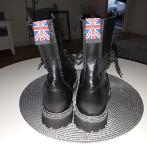 Känga  - Invader stålhätta känga. Använda två gånger 