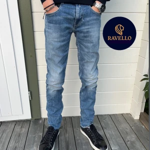 Replay anbass jeans - Tja, nu säljer jag mina replay anbass jeans i storleken 29W och 32L. Nypriset på dessa ligger runt 1800. Modellen på bilden är cirka 177 cm. Skicket på jeansen är 9/10. Modell på jeansen är anbass. Har du någon fråga får du gärna höra av dig/ mvh Hugo😁