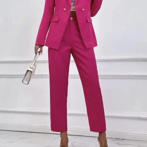 Kostymbyxor  - Kostymbyxor från SHEIN i skrikrosa. Den sitter för löst på mig.  Storlek xs, helt oanvända💓