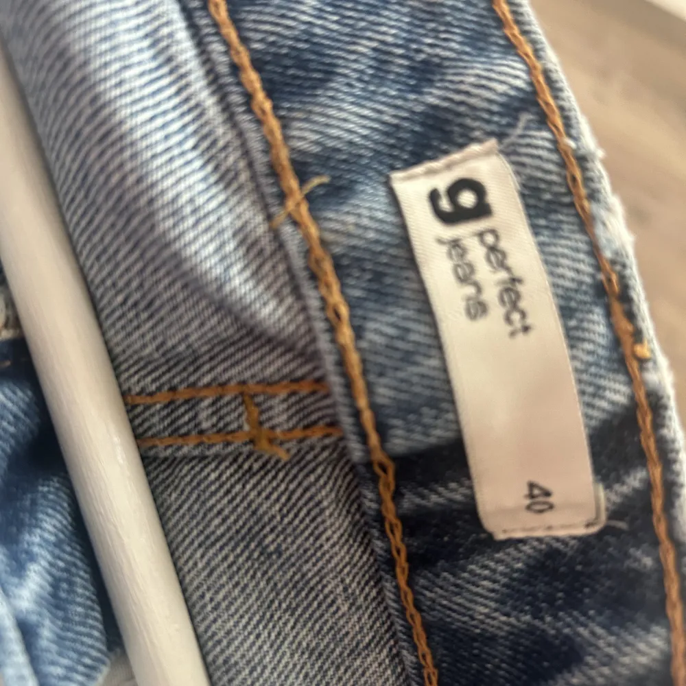 Säljer ett par Jeans från Gina tricot aldrig använda och prislappen sitter kvar. Säljer då de är för små. Köpta för 599kr men säljer för 350.. Jeans & Byxor.