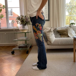 Lowwaist jeans❤️‍🔥 - Modell 169 cm, lowwaist🥰 Midjemått: 37 cm rakt över Innerbenslängd: 80 cm