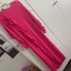 Långklänning  - Lång klänning från H&M helt ny bara plockat bort lappen tvättat strykt och kom aldrig till användning. Färg som bild numer 2 och 3.