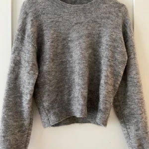 Grå stickad tröja från &otherstories - Superfin stickad tröja i bra skick från &otherstories i storlek s