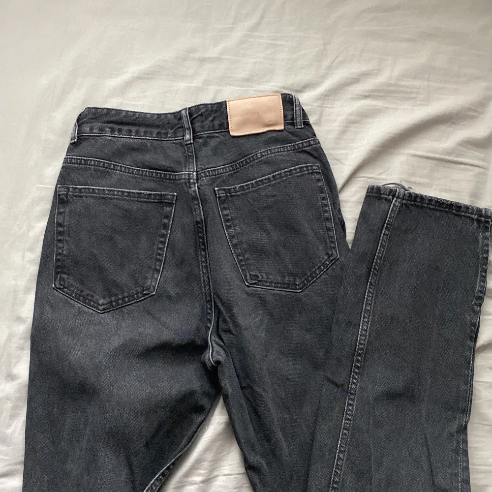 Svarta jeans från Pull & Bear! Använda men i mycket bra skick! Har en slits vid varje ankel 💕Tyvärr blivit för små så har ingen bild med de på.. Jeans & Byxor.