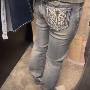 Jeans uno - Säljer dessa jätte fina jeans uno jeansen❤️tyvärr i fel storlek för mig och jag tappade bort kvittot så bestämde mig för att sälja här❤️ aldrig använda i storlek 29 ❤️ org pris går för 1000kr + så mitt pris är verkligen perfekt 🤩 tryck på köp nu!