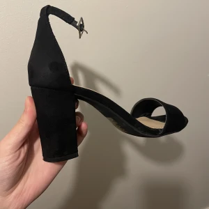 Svarta klackar  - Superfina svarta klackskor som passar alla tillfällen. Har endast använt dem 2-3 ggr så nyskick! Har spänne vid fotleden som man kan justera. Frakt tillkommer. Skriv gärna vid frågor ❤️