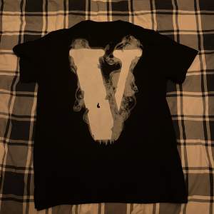 Fet ”Fog Vlone” t-shirt. Helt ny. 