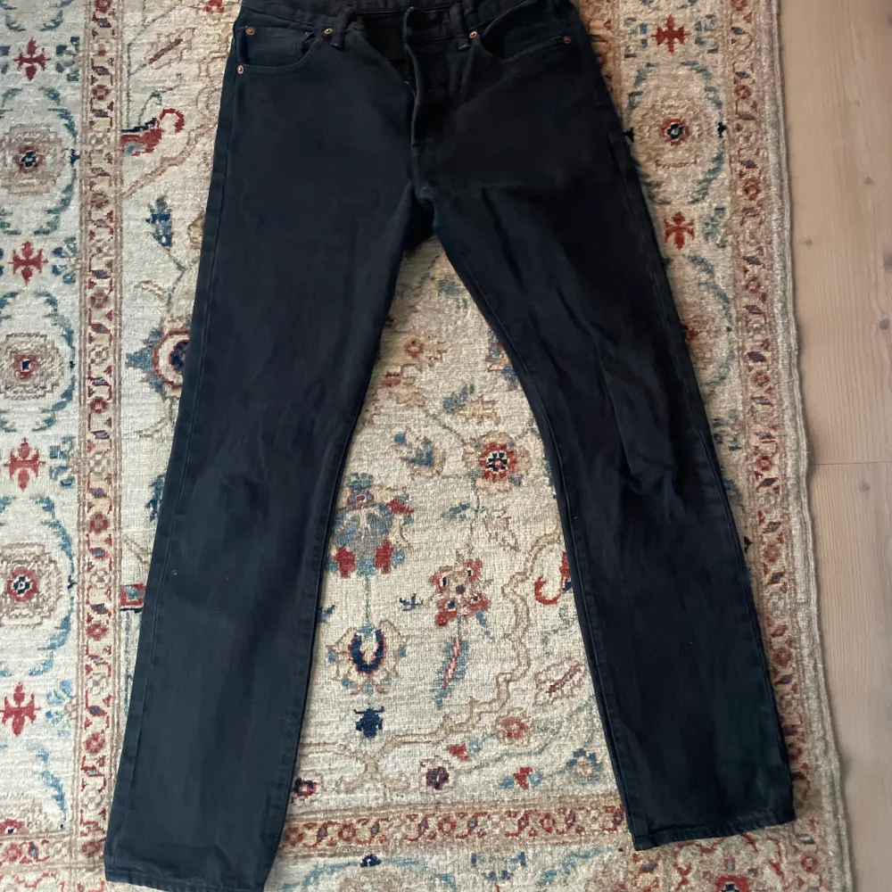Hej, säljer dessa fin svarta jeansen till drastiskt sänkt pris eftersom den har liten skada på Levi’s emblemet Storlek 30W 34L. Jeans & Byxor.