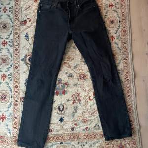 Hej, säljer dessa fin svarta jeansen till drastiskt sänkt pris eftersom den har liten skada på Levi’s emblemet Storlek 30W 34L