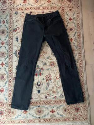 Levi’s 501 - Hej, säljer dessa fin svarta jeansen till drastiskt sänkt pris eftersom den har liten skada på Levi’s emblemet Storlek 30W 34L