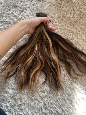 BHBD Hair Extensions Tape - Löshår från BHBD Hair med tejp. Använt i 1 vecka då det är fel färg för mig. 35cm långa med äkta hår, totalt 5 paket. Älskar kvaliten och önskar jag kunde behålla det egentligen. Fästs med tejp av vem som helst som kan tekniken.   Nypris: 7300kr. 
