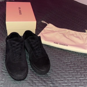 Axel Arigatos - Säljer dessa fina par Axel Arigatos för endast 1700kr eftersom jag använder dem inte nå mer. Skick 8.5/10, nypris 2500kr. Dem är i storlek 41 men dem passar bra på folk som är i storlek 42-43. Priset kan sänkas ganska mycket vid snabb affär.