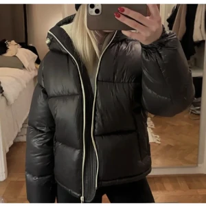 Vinterjacka - Vinterjacka från hm, köpt här på Plick❤️Super bra skick prislappen kvar💗Hms kollektion ”designe by me”💗Passar S!!