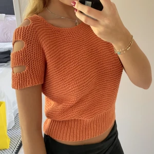 Stickad topp - Säljer denna sjuk snygga topp. Står ingen lapp men passar mellan xs-m❤️