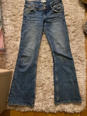 Bootcut jeans  - Från Gina trocot, st 146. Säljer då dom är lite för korta. Jag är 152 cm 