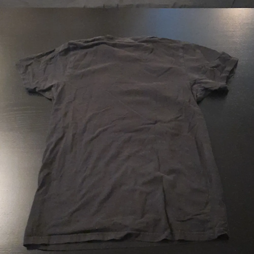 En t-shirt med tryck av en astronaut. Den är i väldigt bra skick utan hål. 100% bomull.. T-shirts.