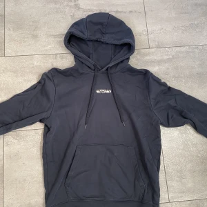Hugo Boss Hoodie  - Säljer min Hugo boss hoodie, den är fint skick men använd. Storlek S, tveka inte på att skriva  vid fler frågor