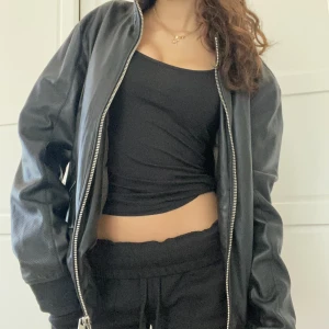 oversized läderjacka zara - säljer nu min läderjacka från zara då jag har flera liknande! den e mansstorlek M men sitter fint o oversize på mig som brukar ha XS/S. köpt på plick men i fint skick o inga tecken på användning/defekter! dm för frågor/bilder💓