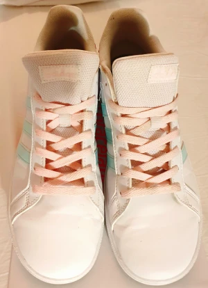 Adidassneakers strl 40 - Dröm dig bort till 80talet med dessa bubbelgumsneakers från Adidas i strl 40 Pastel i blått/rosa.  använt ca 6ggr Fintskick bytt till rosa snören men föredrars vitt så byt. Tveka inte att fråga om du undrar något  Pris 250kr 
