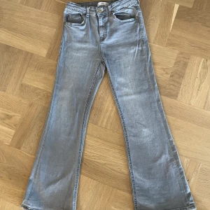 146 JEANS - Nu säljer jag dom här fina jeansen💕De är stl 146cm inga hål eller liknande 💞149 kr + frakt 🚚📦 Tryck INTE på köp nu!