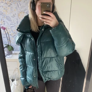 Grön bikbok pufferjacka  - Säljer den populära bikbok jackan! Strl L men är tvättad så passar som M. Perfekt oversized för mig som vanligtvis har S/M i jackor. Finns ett fåtal fläckar på ärm(bild 3) men kan säkert tvättas bort! Syns knappt. Hör av er vid fler frågor eller bilder☺️