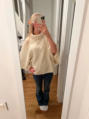 Stickad tröja - Supersnygg stickad tröja från Zara! Polokrage och trekvartsärmad. Den är endast använd ett fåtal gånger och är perfekt nu till hösten!!❣️ 