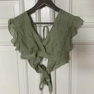 En enkel topp - En enkel grön topp med öppen rygg 