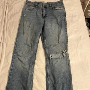 Jeans från Gina Tricot med hål på knät, klippt av lite för att de var för långa. Storlek 38, bra i storlek. Diskuterbart pris.