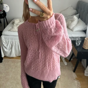 Rosa stickad/virkad tröja  - Super söt stickad tröja köpt secondhand men har tyvärr inte kommit till användning💘 storlek S