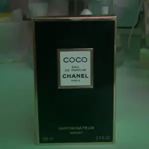 Hej, säljer COCO CHANEL PARIS, EAU DE PARFUM 100 ML parfym. 1250kr, den brukar annars brukar den kosta runt 1700kr. Hör av vid intresse eller frågor 💕💕