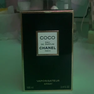 COCO CHANEL PARFYM - Hej, säljer COCO CHANEL PARIS, EAU DE PARFUM 100 ML parfym. 1250kr, den brukar annars brukar den kosta runt 1700kr. Hör av vid intresse eller frågor 💕💕