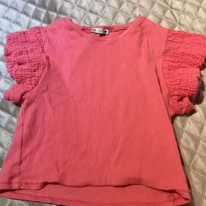 Rosa topp - En rosa topp från zara i storlek s/m. Inte använd än.