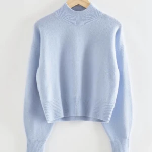 Stickad polo tröja  - Säljer min jätte fina stickade polo tröja från other stories, köpt för 490 å säljer för 200, tröjan är endast använd typ 2 gånger och är där med i väldigt bra skick! Perfekt nu till hösten😍