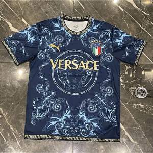 Versace x Italien  Storlekar: M, L Nyskick med tagg på!