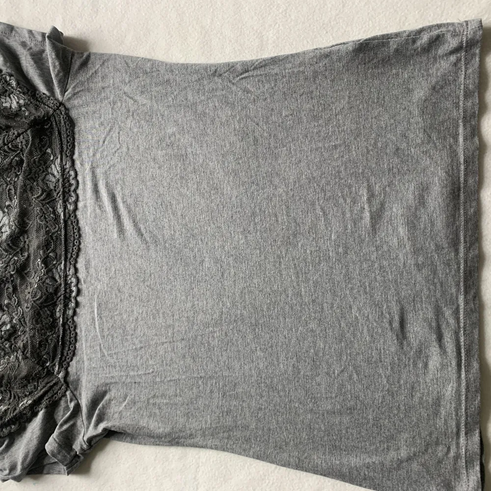 Enkel grå spets tröja från h&m. Blusar.