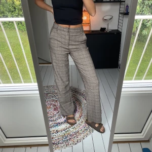 Kostymbyxor  - Brunrutika kostymbyxor, midwaist, bra skick 