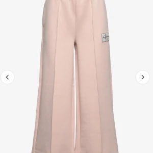 Calvin Klein-byxa stretch S/M - Oanvänd Calvin Klein-byxa. Vid modell. Milt rosa. Står stl 12, men jag uppskattar den till en S/M. Säljes då den ej passar mig men vi råkade ta bort lappen så kunde ej returnera. Nypris 1000. 